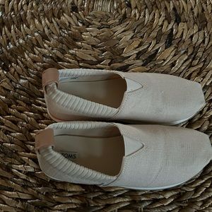 Toms resident cream and orange. Size 6.5. Worn two times. Very comfortable